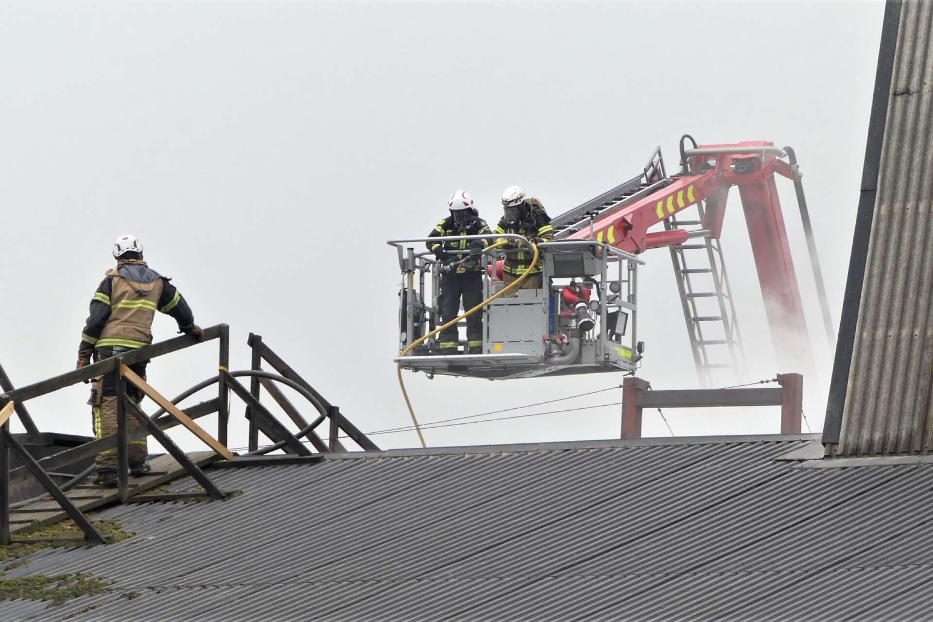Vid 12-tiden började man bryta upp taket över eldhärden så att man kunde börja bespruta elden med vatten.
