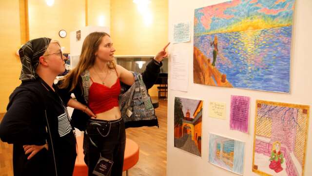 Konstnären Sandra Vendelson berättar om sina bilder och texter för Milly Ask, som varit aktiv med diverse olika saker under festivalen. Båda representerade Skövde.