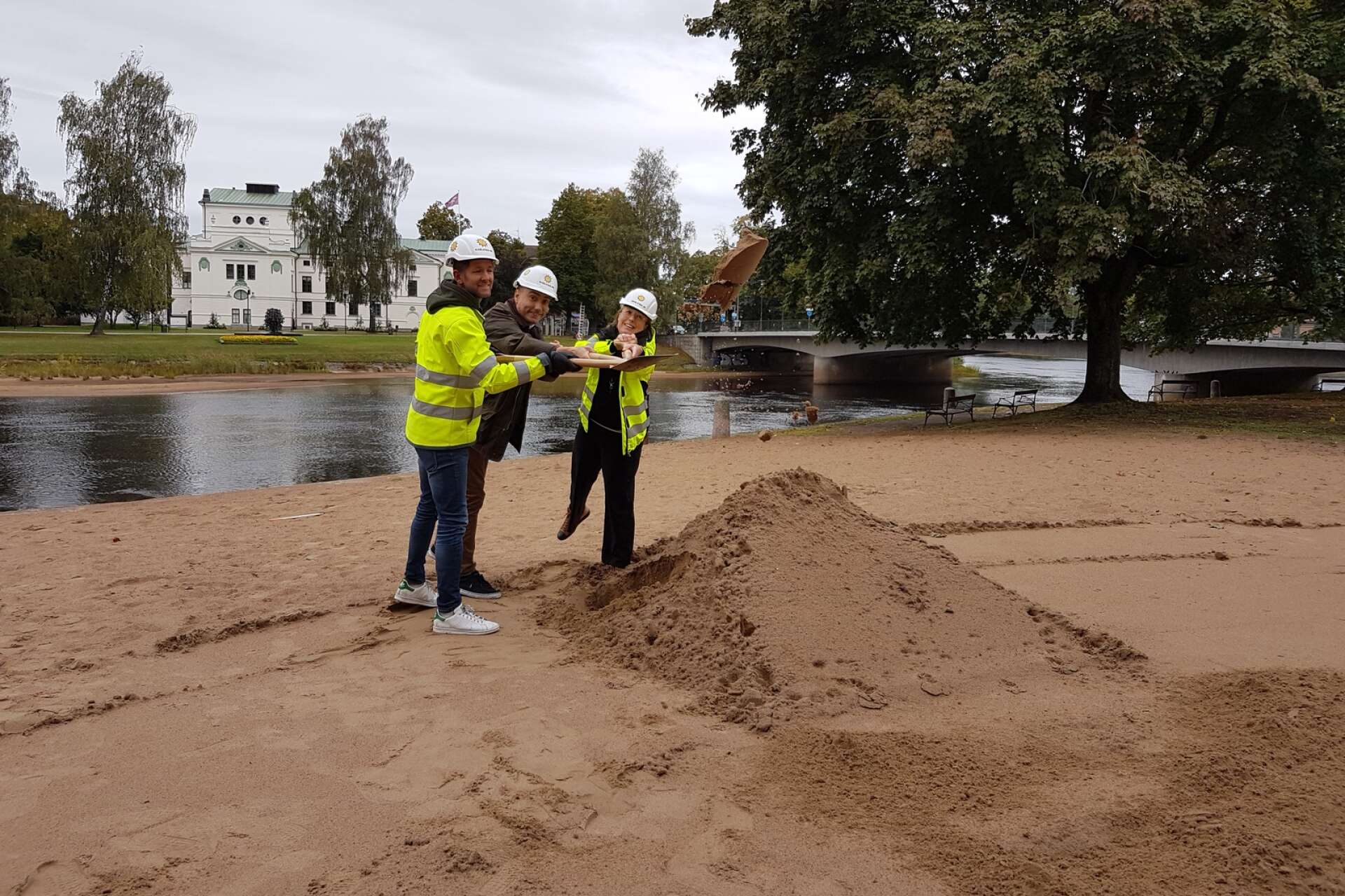 Byggledare Johan Härdne, stadsbyggnadsnämndens ordförande Erik Nilsson (KD) samt landskapsarkitekt och projektledare Louise Thyberg fattade spaden och kastade sand som startpunkt för ombyggnaden av Residensparken.