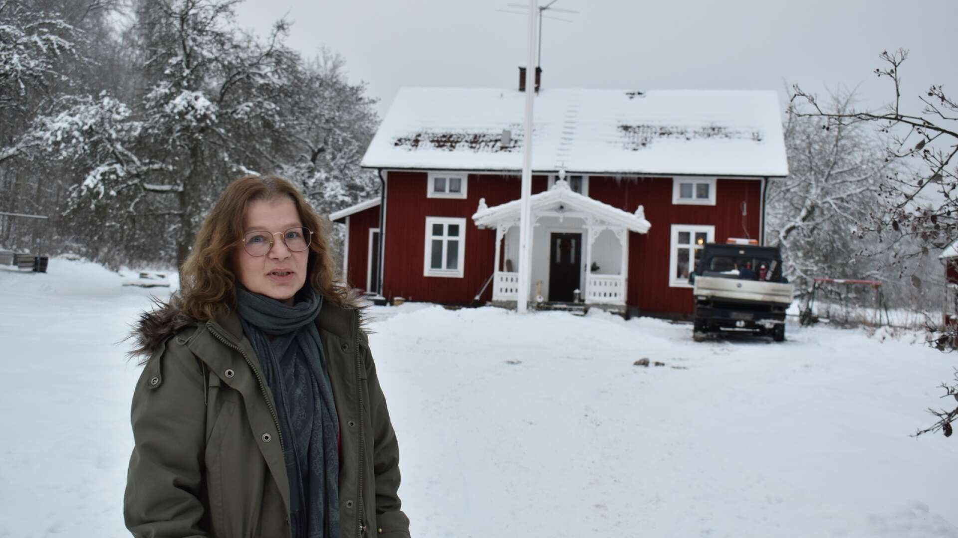 I idyllen på Hökensås i Tidaholms kommun bor Anna Marin som nu gett ut sin första barnbok, Tina och trollen. En vinst i Postkodlotteriet möjliggjorde utgivningen.