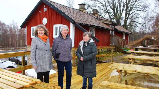 Marianne Svensson, Doris Magnusson och Ebon Karlsson i Gudhemsbygdens hembygdsförening hoppas kunna servera många gäster på den nya uteplatsen från och med torsdag.