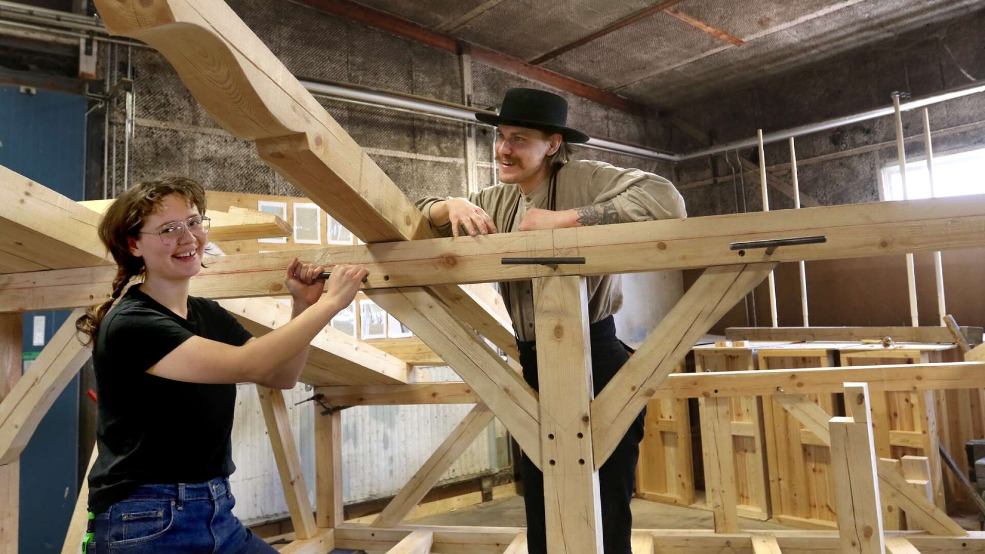 Thea Vind och David Malmborg har hjälpt till att bygga stommen till ett vindskydd som ska sättas upp i Snapen.