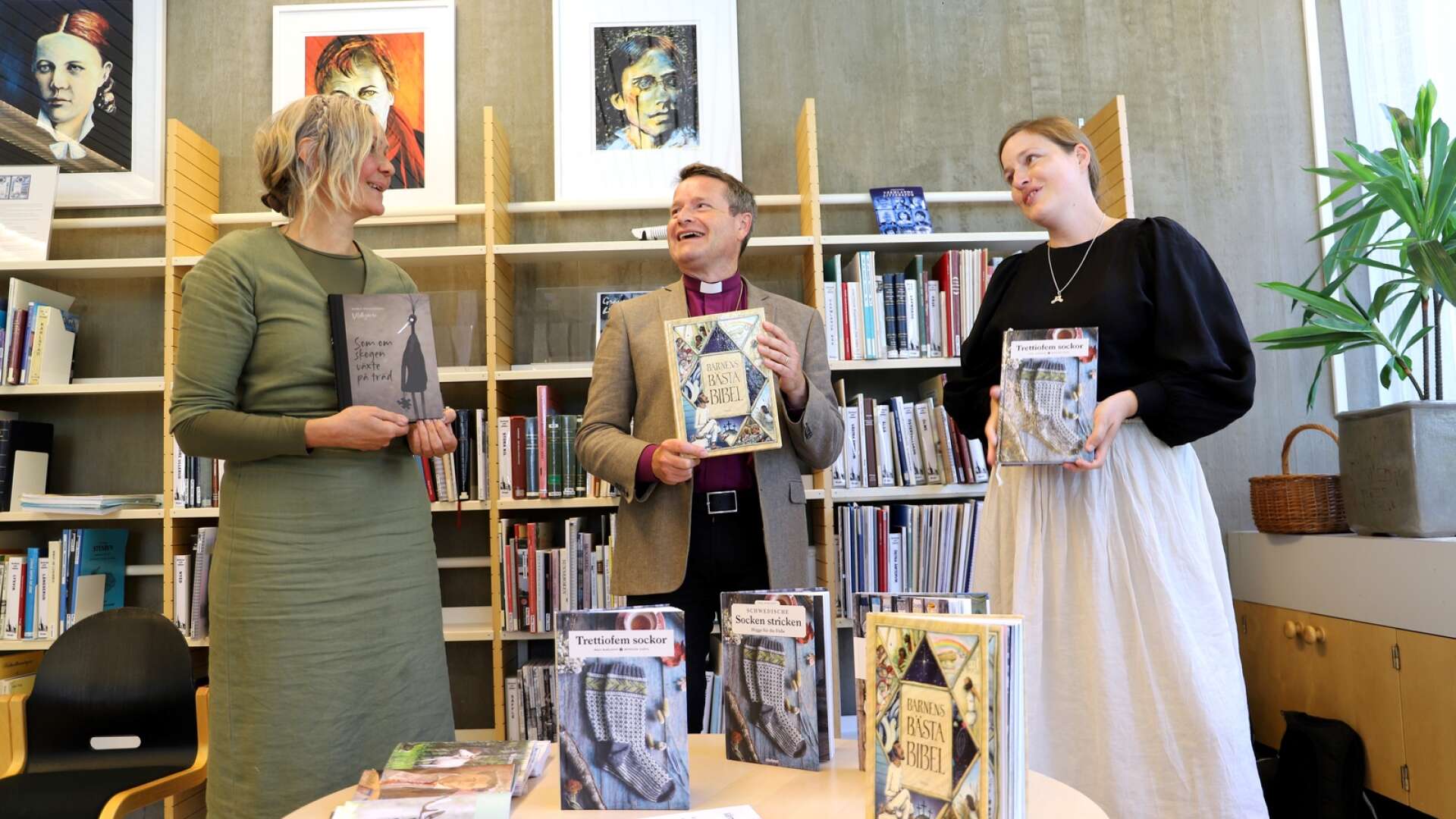 Det blev många glada skratt när pristagarna möttes i Värmlandsrummet på stadsbiblioteket. Maria Vildhjärta Westerberg, Sören Dalevi och Maja Karlsson.