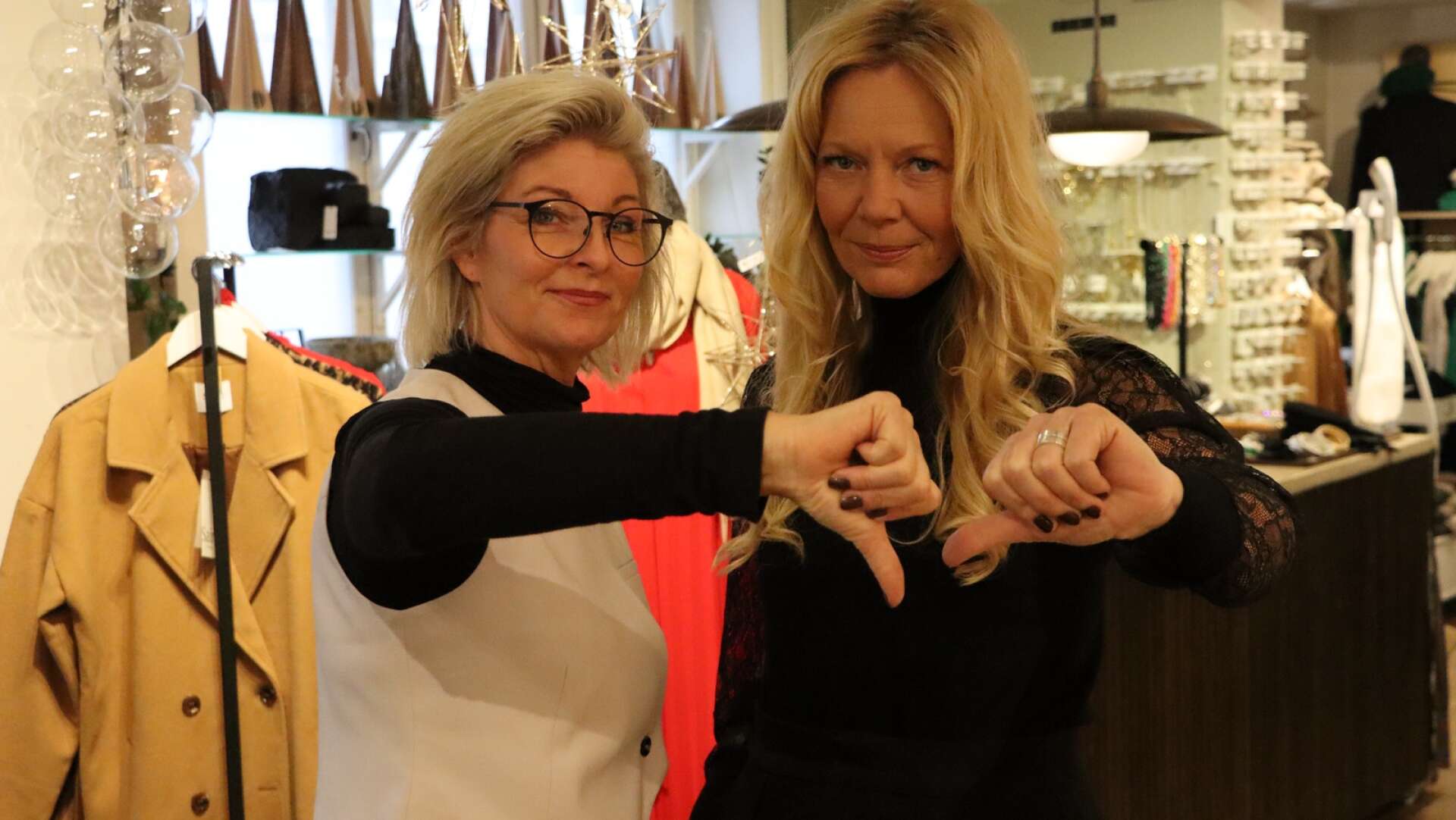 Ingela Fritzson och Pernilla Drotz Melker på Stila mode &amp; design, en av butikerna i Hamnbacken, gör tummen ned för Hjo kommuns nya förslag. 