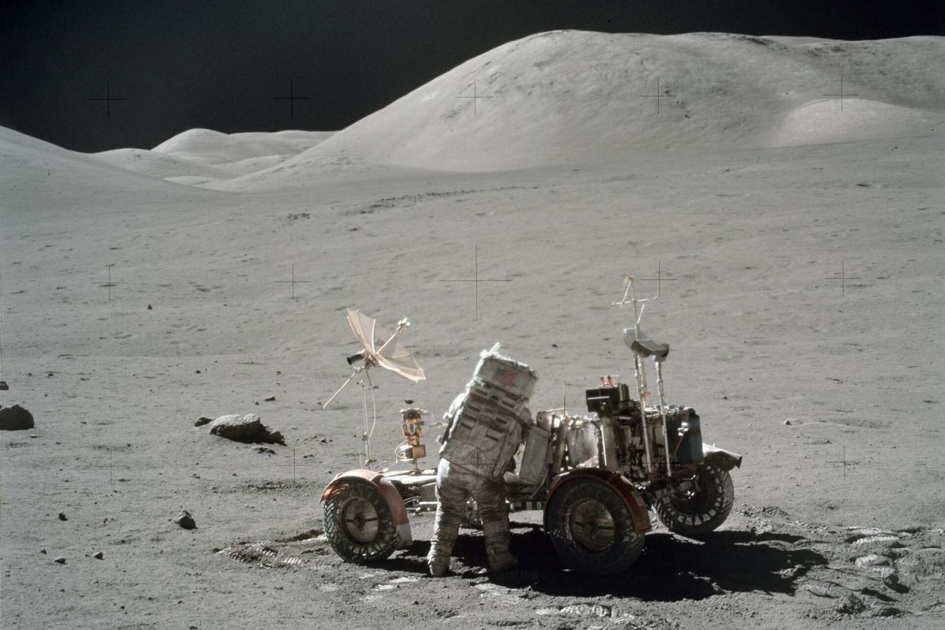 Schmitt vid månbilen under en utfärd i Taurus-Littrow-dalen.