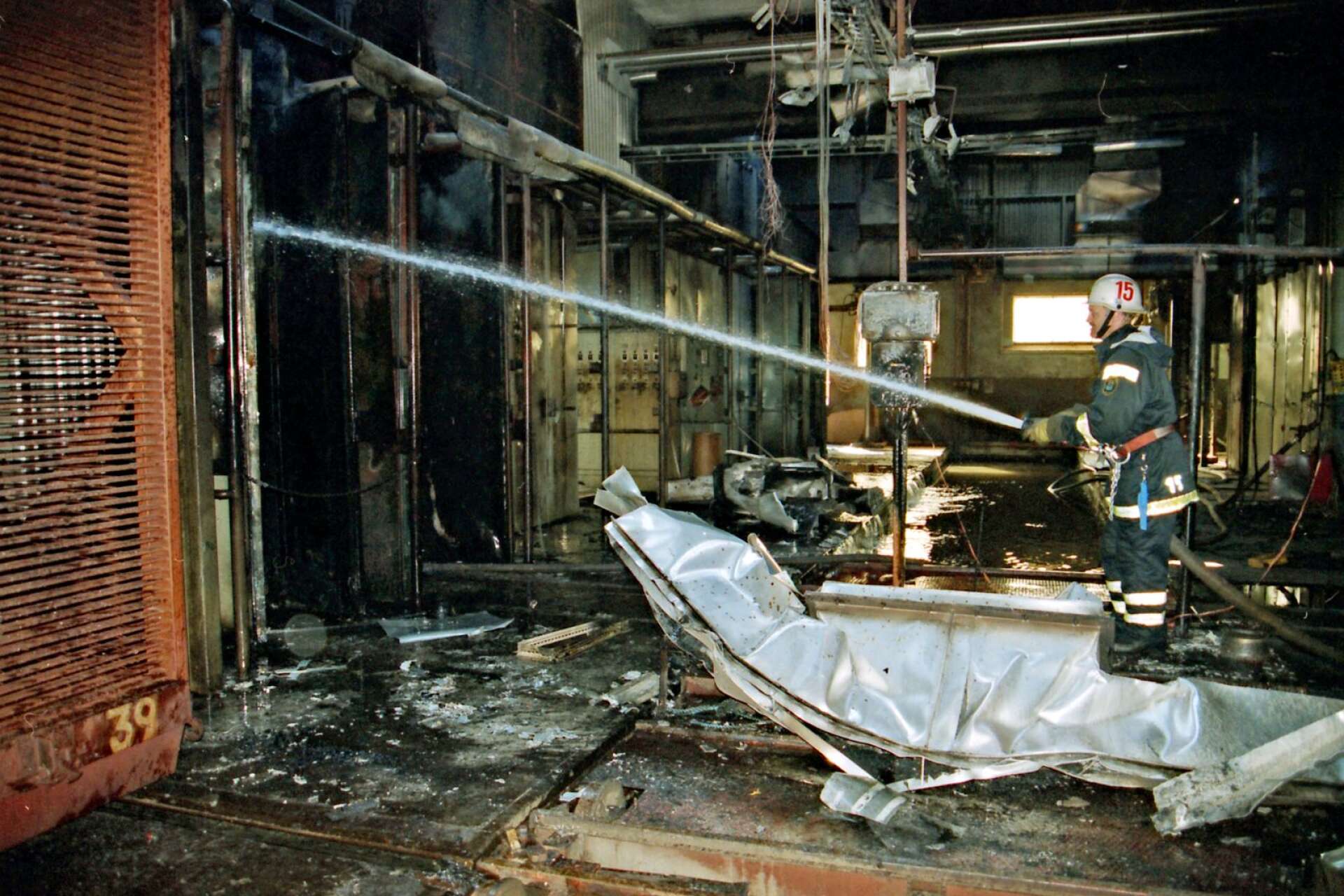 En brand utbröt hos Swanboard i Svaneholm. Det hände dagen innan de norska ägarna skulle ta beslut om eventuell nedläggning av någon av deras tre fabriker. Många befarade att branden kunde bli ödesdiger för Swanboard. Så blev det inte, åtminstone inte då. 