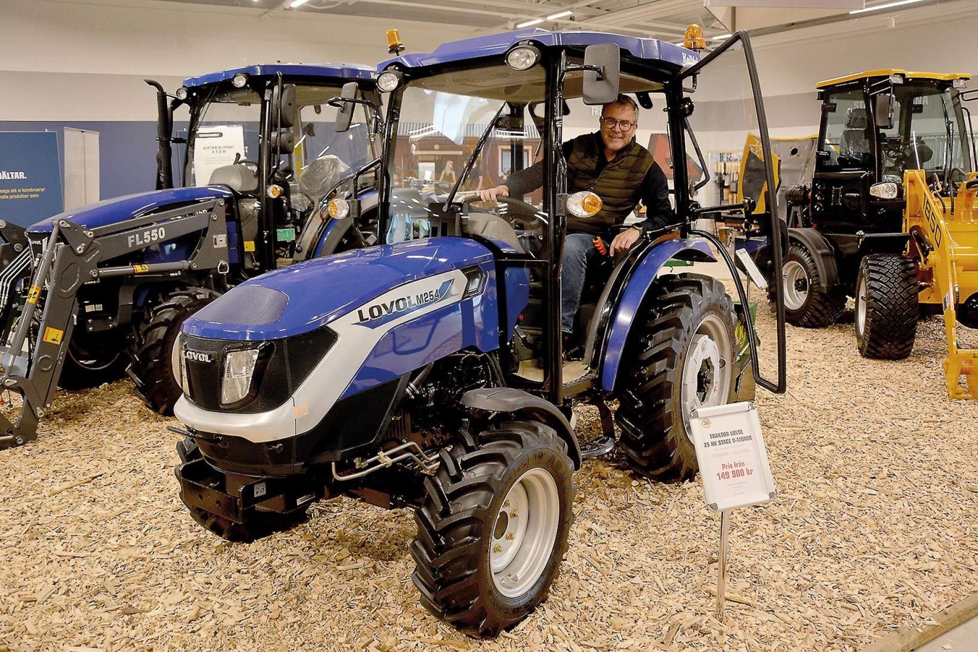 TRAKTORER. Carl-Axel Svensson är vd hos Kellfri och vill gärna slå ett slag för företagets utbud av traktorer.