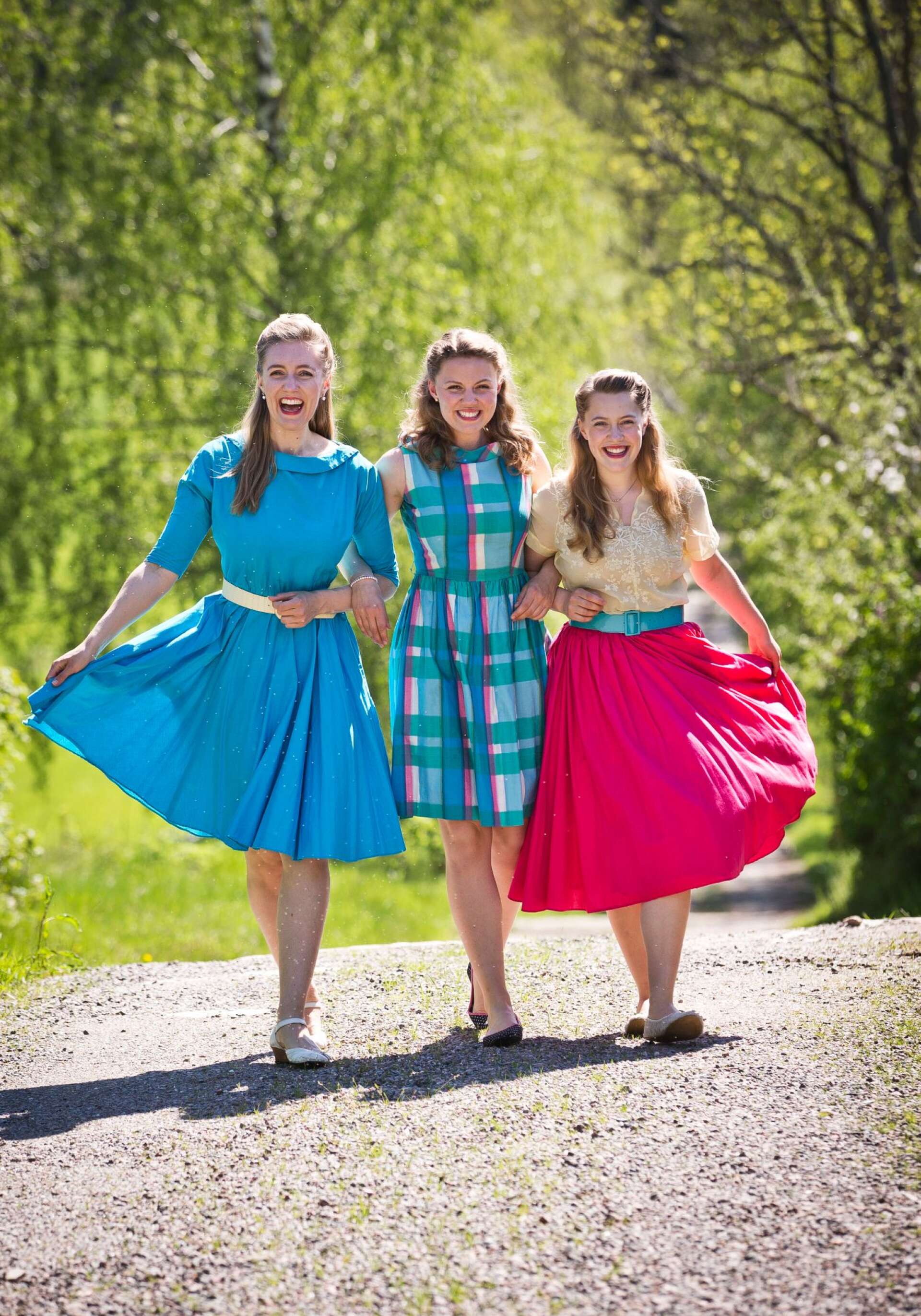 Tre trallande jäntor från Värmland. The Hebbe Sisters gör sina versioner av välkända låtar från olika tidsepoker.