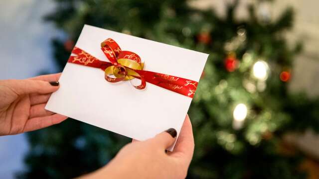 Grums kommuns medarbetare får 1000 kronor i form av ett presentkort i julgåva.