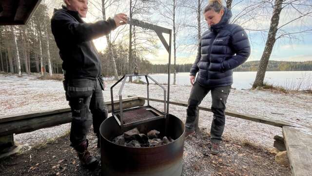 Fredrik Helgesson och Katrin Steverding vid en av de nyligen iordninggjorda grillplatserna i Glaskogen. Tre av de nya eldringarna har nu försvunnit. 