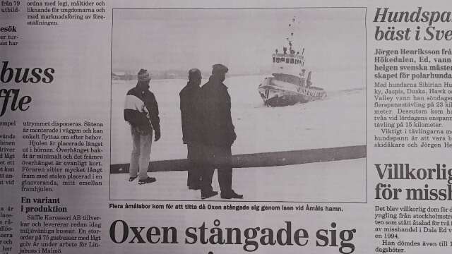 Bogserbåten Oxen kom från Mariestad för 25 år sedan för att öppna isen in till Åmåls hamn.