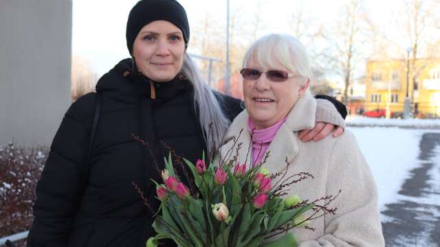 Barnbarnet Sandra Andersson gratulerade sin mormor Monica Andersson. 