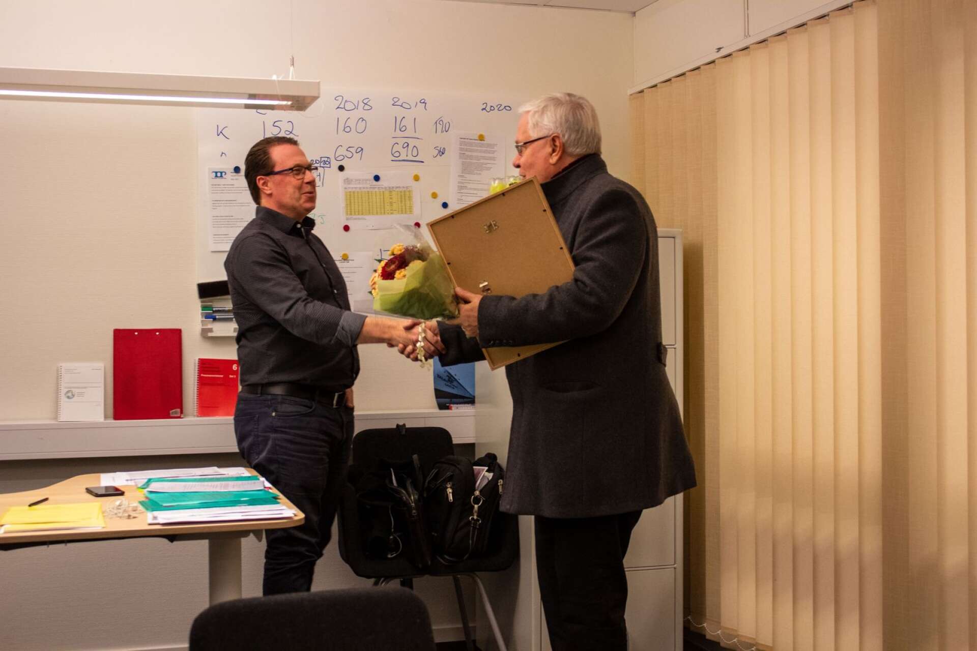 Stefan Persson, vd på Talent Plastics och Törebodabo, har utsetts till Årets företagare i Laxå. Kommunstyrelsens ordförande i Laxå, Bo Rudolfsson, KD, lämnar över diplom och gratulationer.