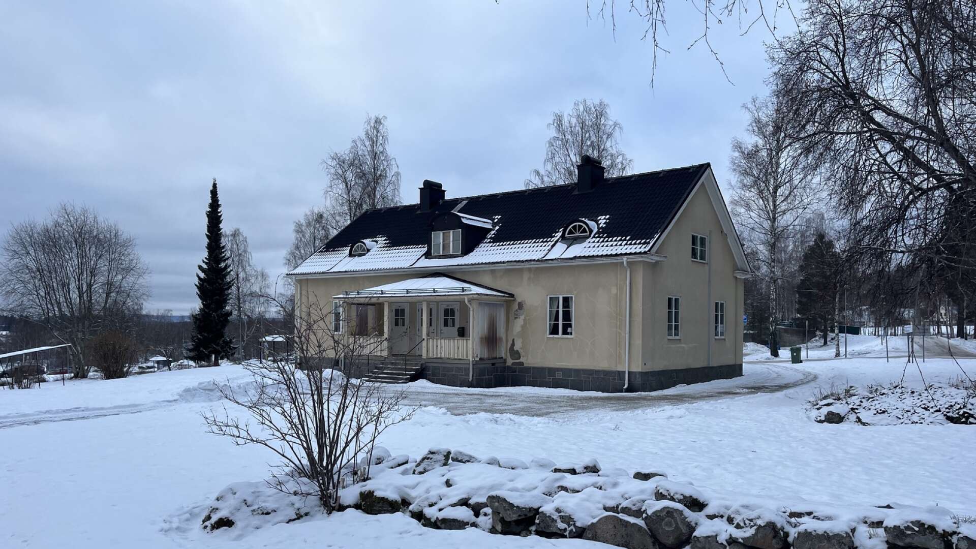 Enligt Mats Rydström, myndighetschef på Arvika kommun, finns det inget beslut om att riva Gula Villan.