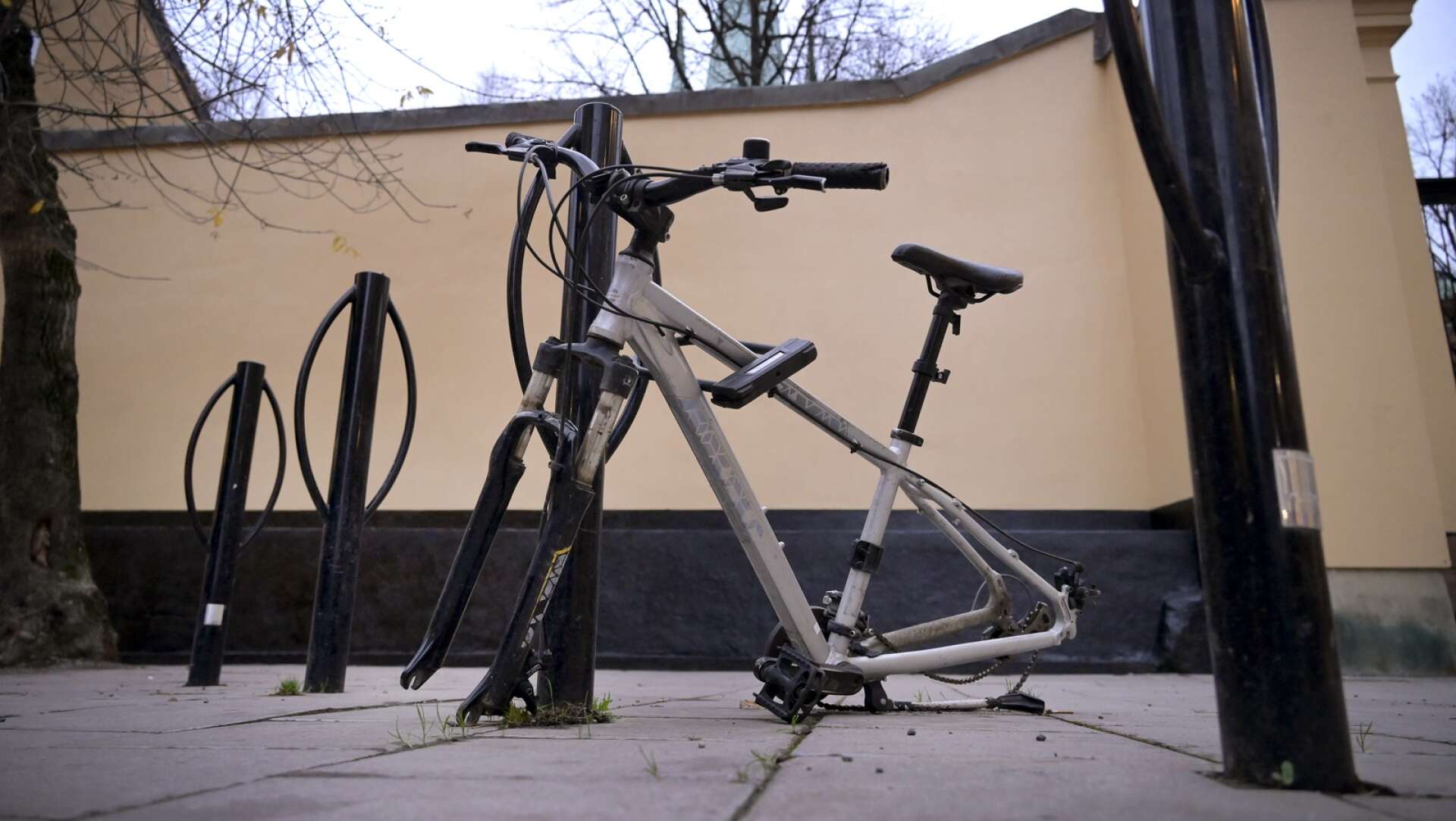 Någon stjäl cykelhjul utanför resecentrum i Skövde.