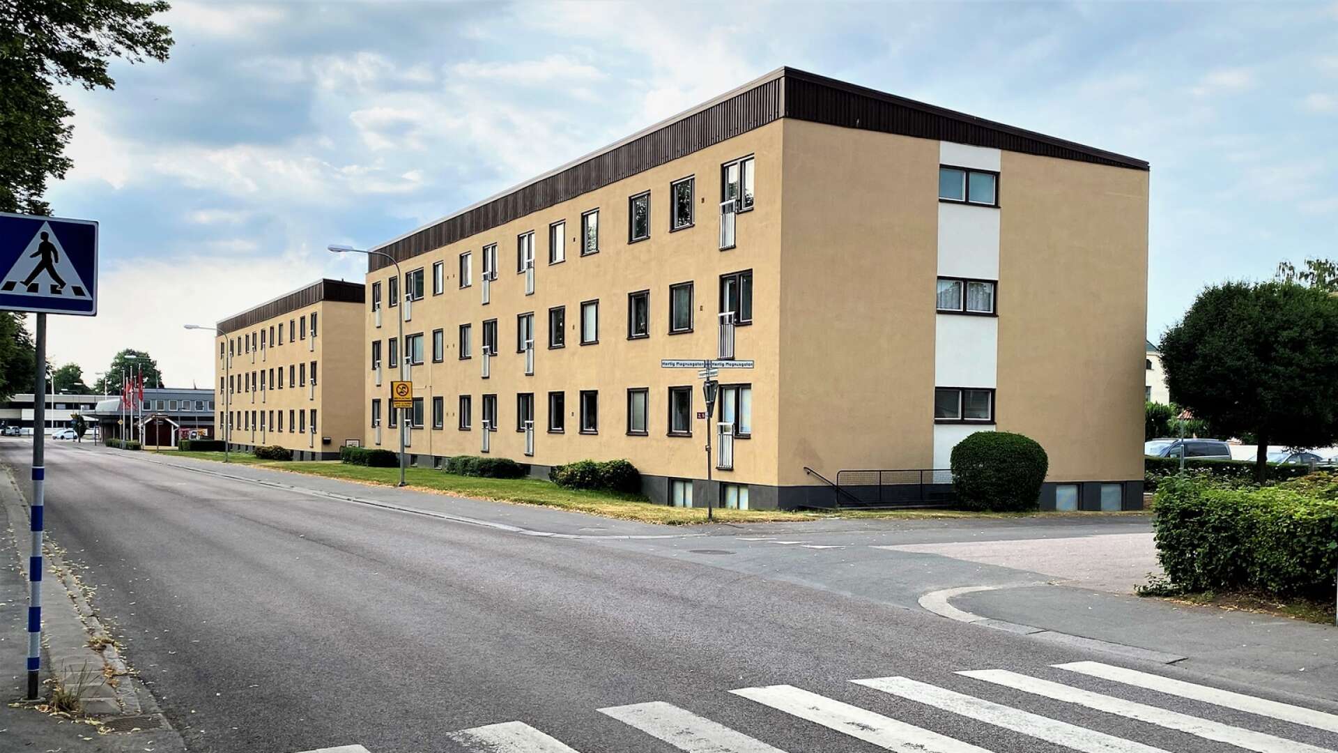 Lägenheter byggs på en våning på fastigheter utmed Vasagatan i kvarteret Viktoria Hjo