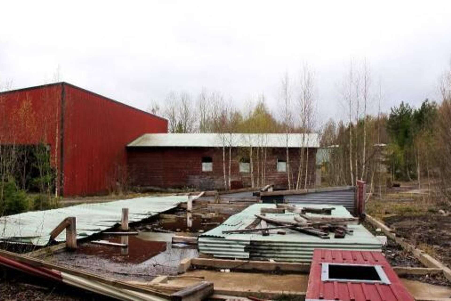 Delar av forna Böja sågverk på en bild som togs 2014. Sedan 2012 har Miljösamverkan östra Skaraborg arbetat med provtagningar och en kommande sanering. Nu vill Skövde kommun att staten tar ansvar för en sanering av området.