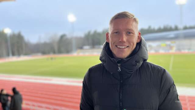 Victor Edvardsen på plats på Sola Arena på lördagen för att se FBK Karlstads division 1-kval mot Ängelholm.