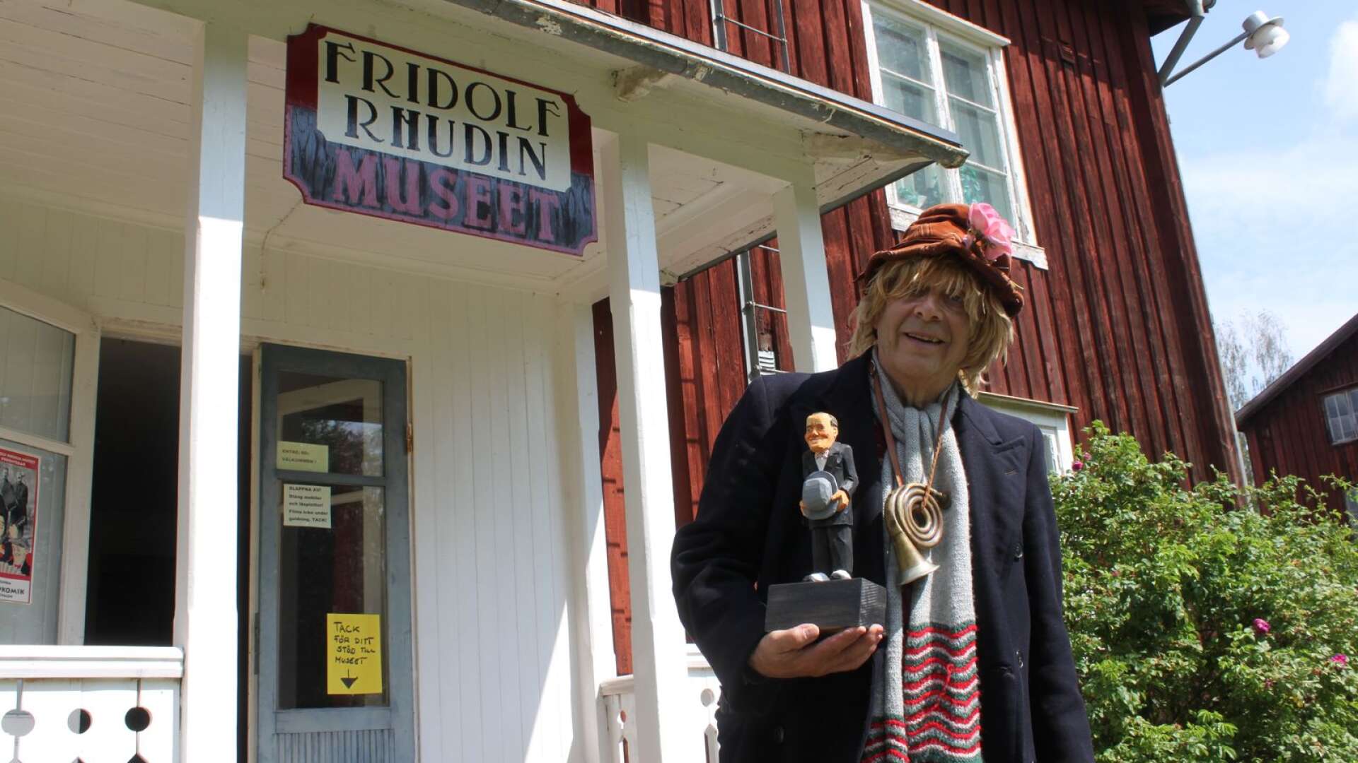 Owe Clapson ansvarar för den Svenska Bondkomikerfestivalen och Fridolf Rhudin-museet. I handen håller han statyetten som delas ut i Fridolf Rhudin-priset.