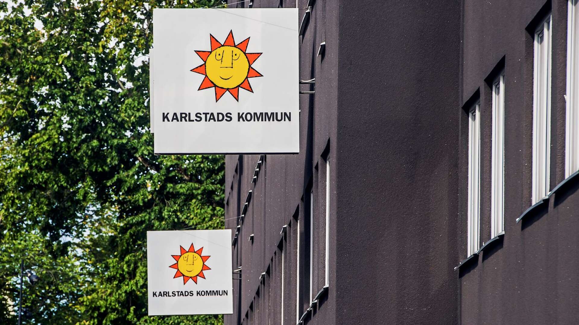 350 000 kronor har Karlstads kommun betalat för att ett bolag ska utreda kommunens kommunikationsarbete.