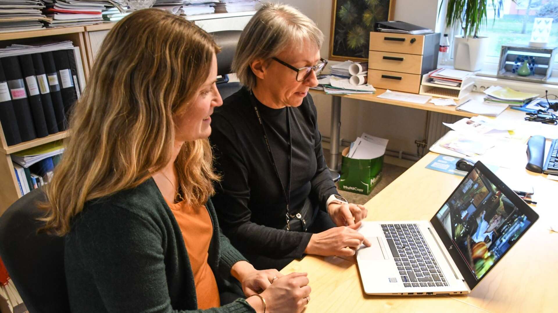 Anna-Karin Kjellberg och Lenas Tilstam tar fram det nya interaktiva kommunmagasinet.
