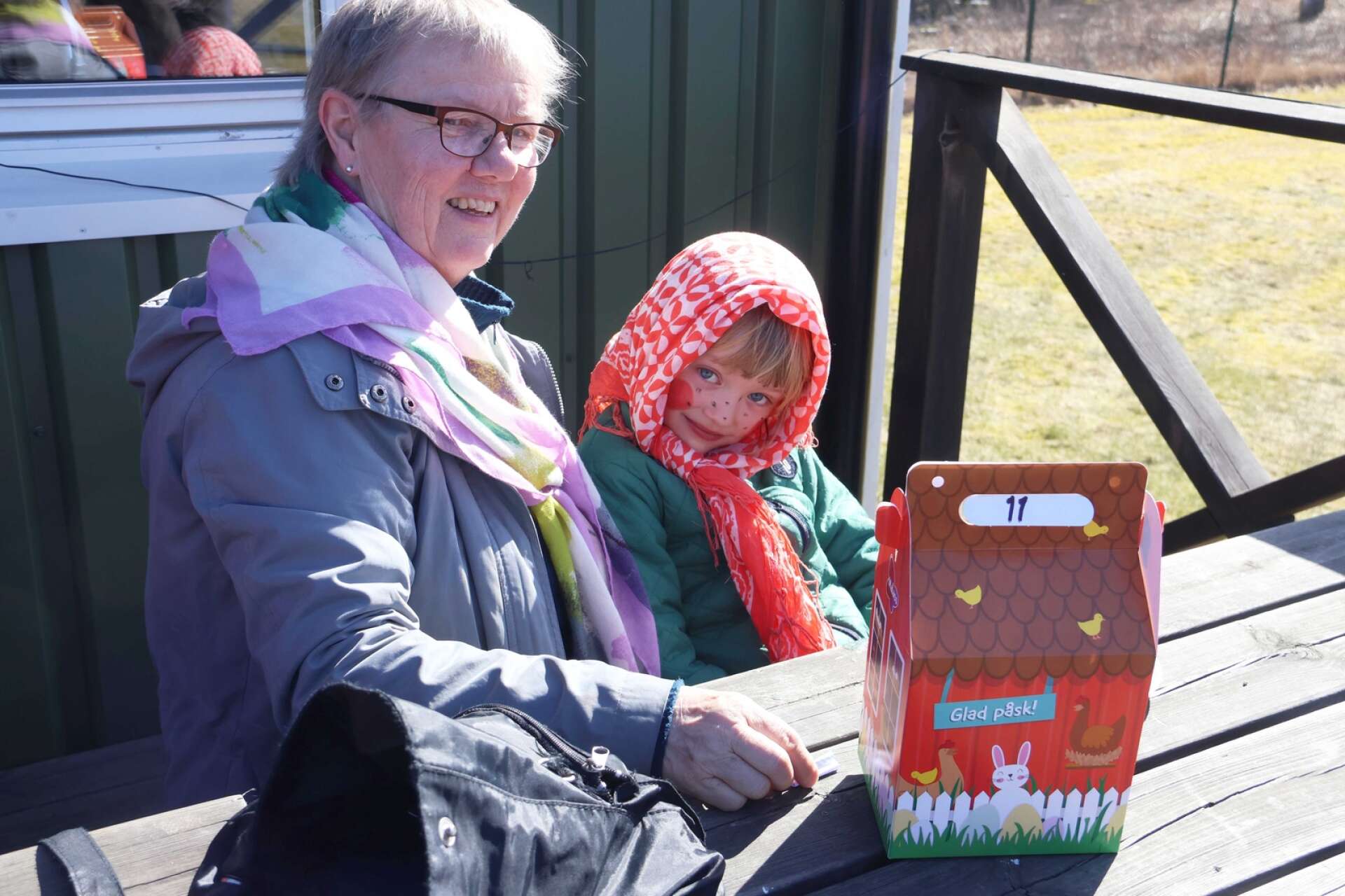 Anita Kristensen och barnbarnet Miria Albinsson firade påsk vid Lövåsvallen.