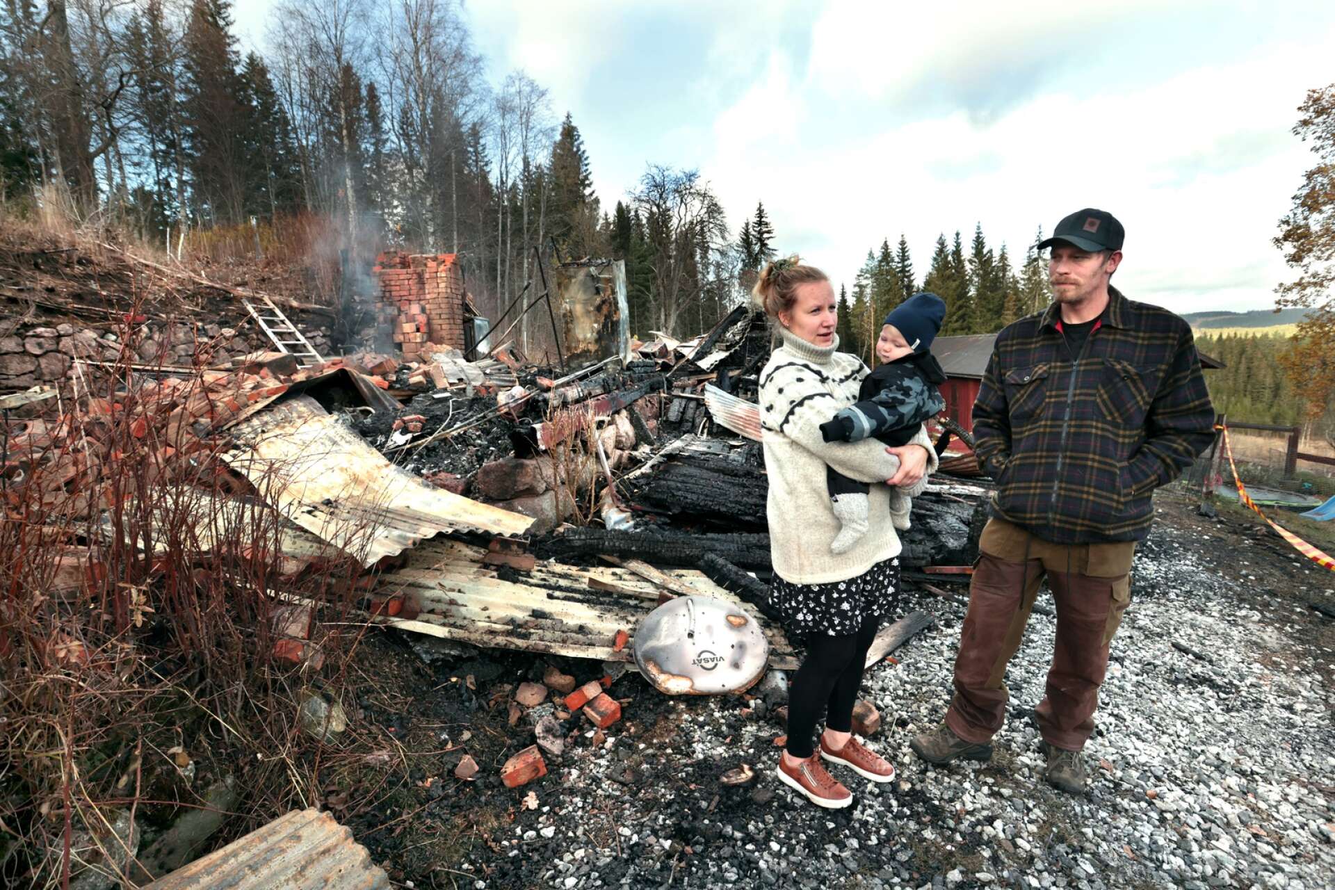 Evelyn Carlsson och Jonas Bjur förlorade älskade husdjur och allt de ägde i den våldsamma branden i fredags.