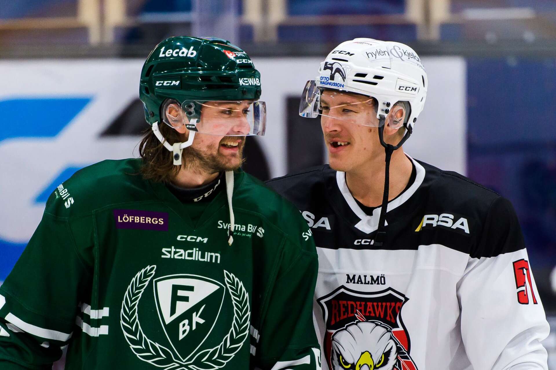 Linus Johansson och Malmös Emil Sylvegård i en förmodat het dialog. 
