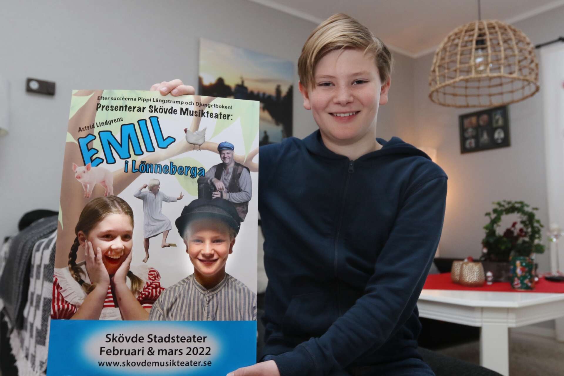 Oscar Andersson får fira sin 13-årsdag med musikalpremiär. I musikalen Emil i Lönneberga spelar han den busiga och omtyckta Astrid Lindgren-karaktären.