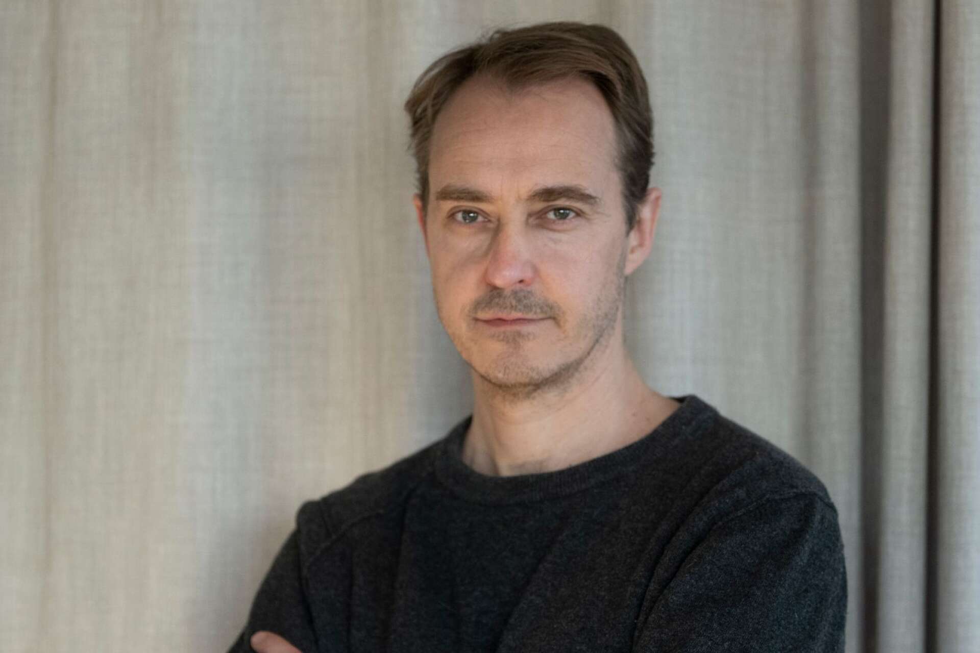 Jonas Karlsson är skådespelare, men också författare.  På lördag, den 19 november, står han på Värmlandsscenen på bokfestivalen.