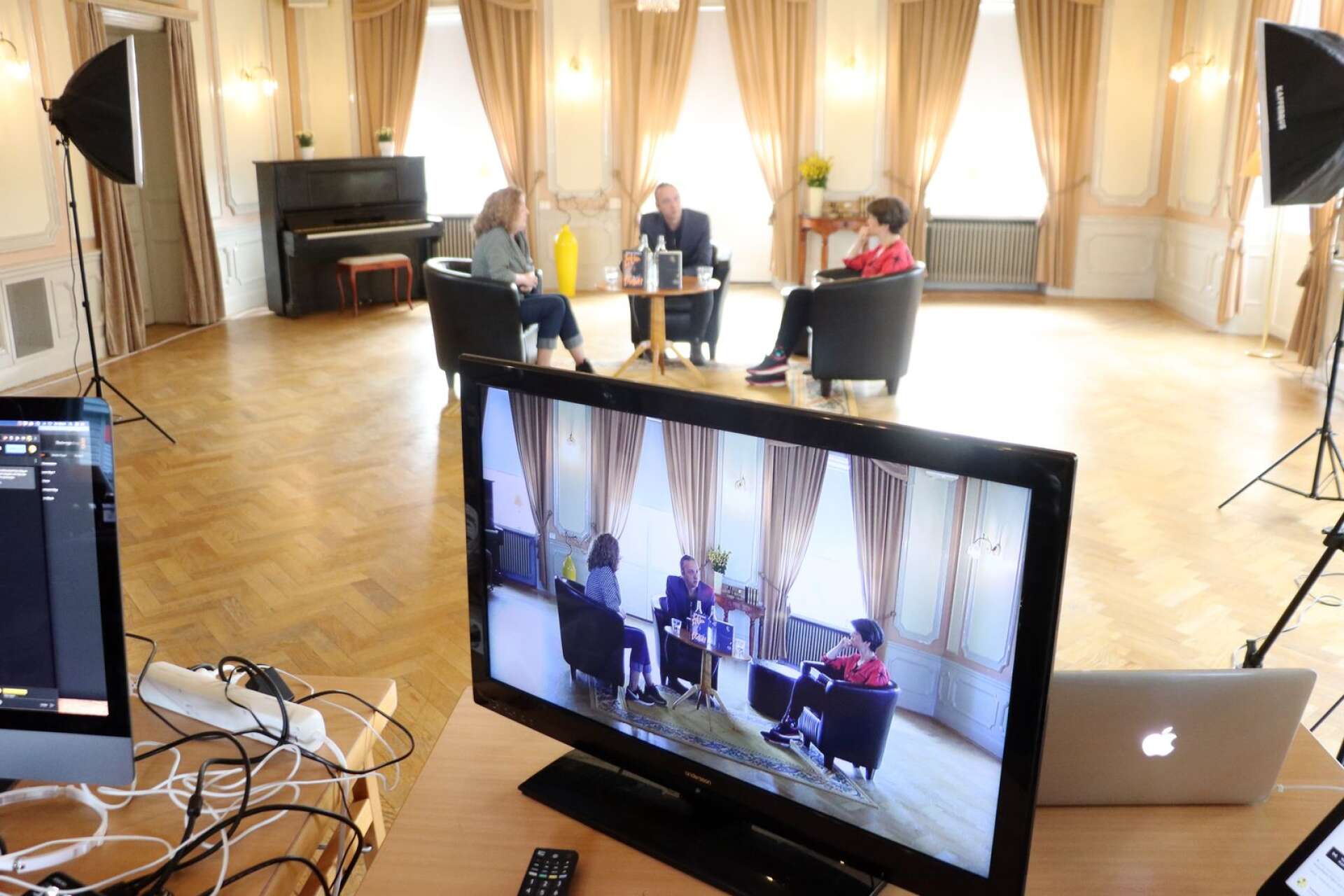 Författarsamtalen under de digitala bokdagarna sändes live från stadshotellet i Åmål. Sist ut var Martin Schibbye och Anna-Karin Palm.