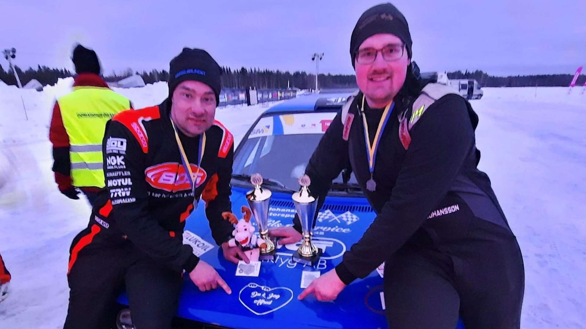 Jesper Samuelsson och Gustav Johansson (till höger) tog SM-silver i rallysprint. På bilden pekar duon på en logga för att hedra Alfred som bara blev två dagar gammal.