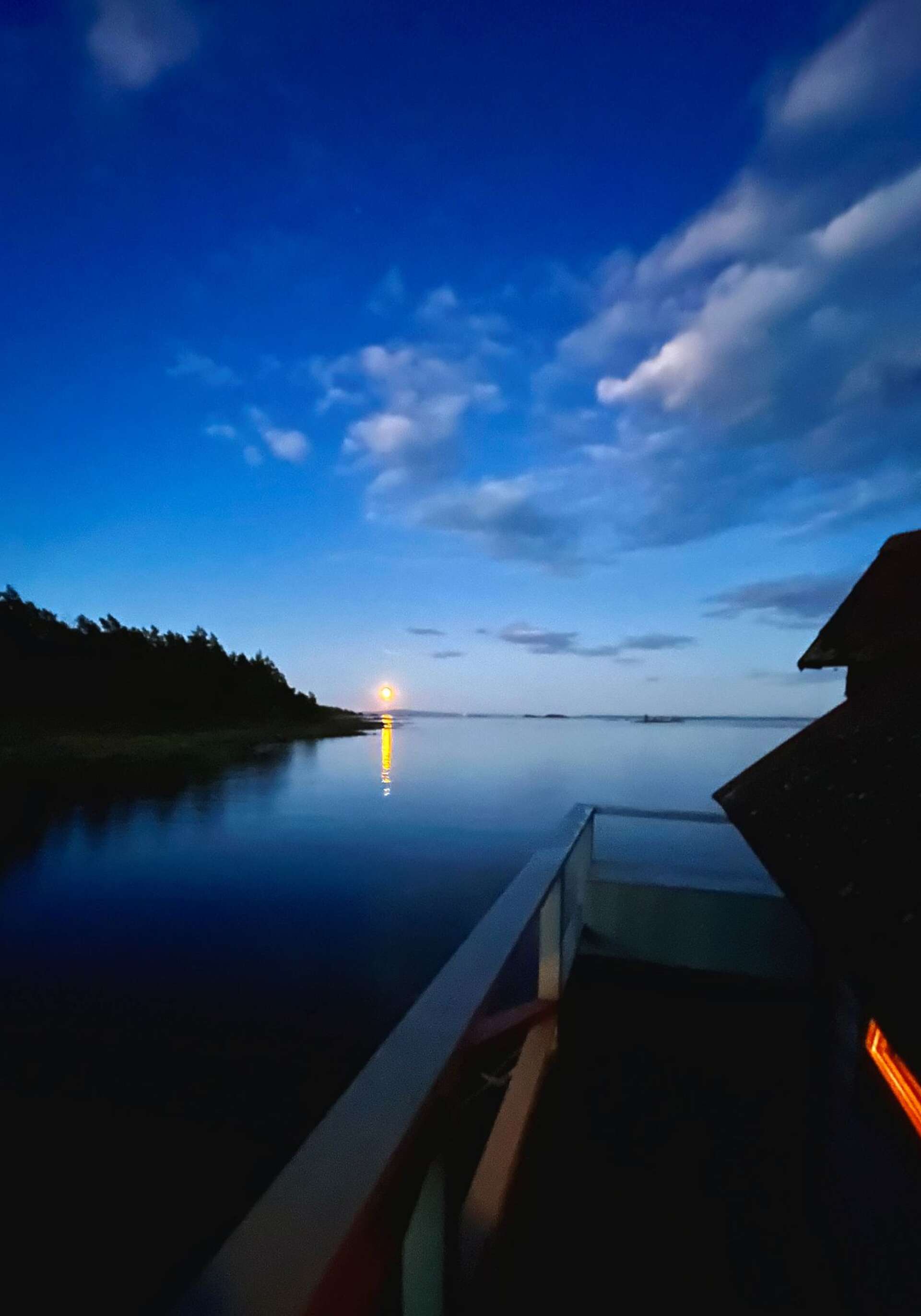 En sommarnatt på bastuflotten Mysingen på Lurö. Sebastian Hidén har tagit bilden.