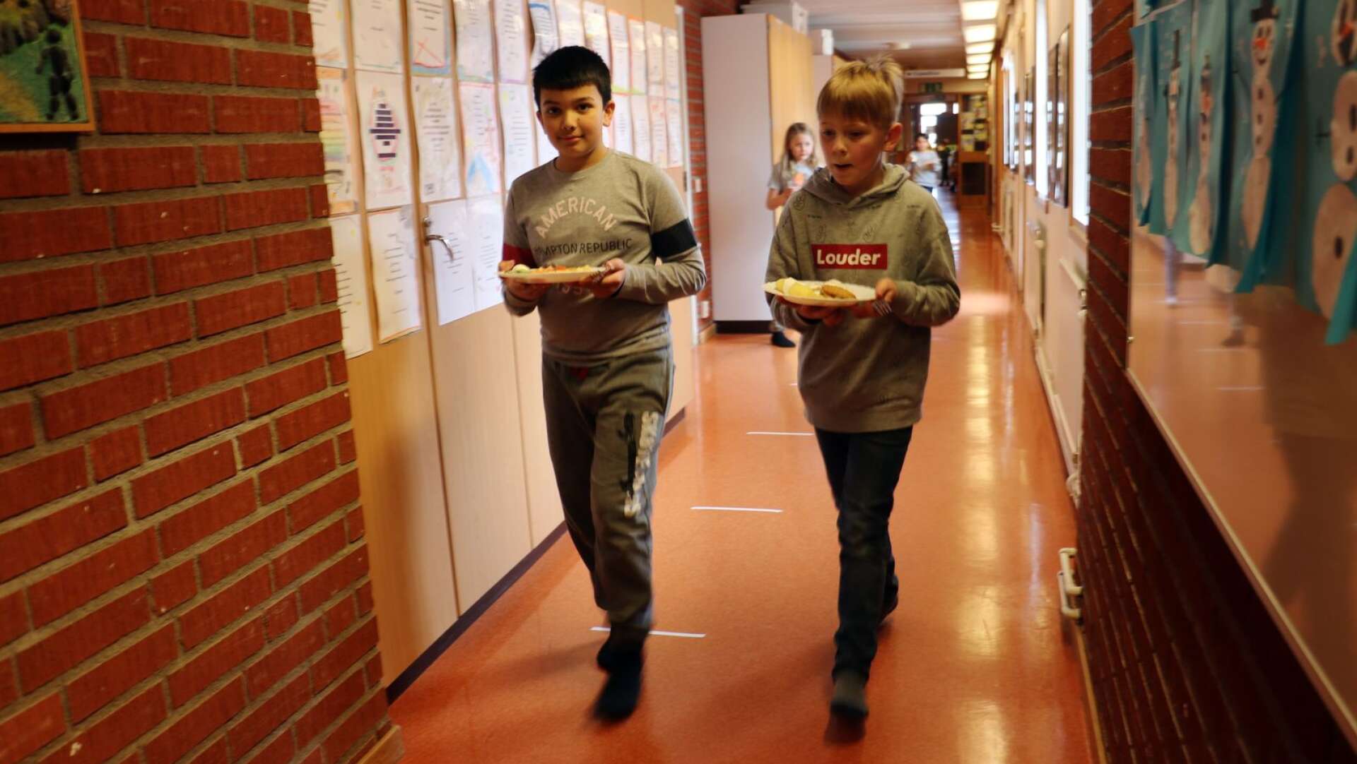 På kommunens skolor, här Åsenskolan, har man vidtagit försiktighetsåtgärder. Några av klasserna på Åsenskolan går till matsalen för att hämta mat, för att sedan ta med tallrikarna till klassrummet och äta där.