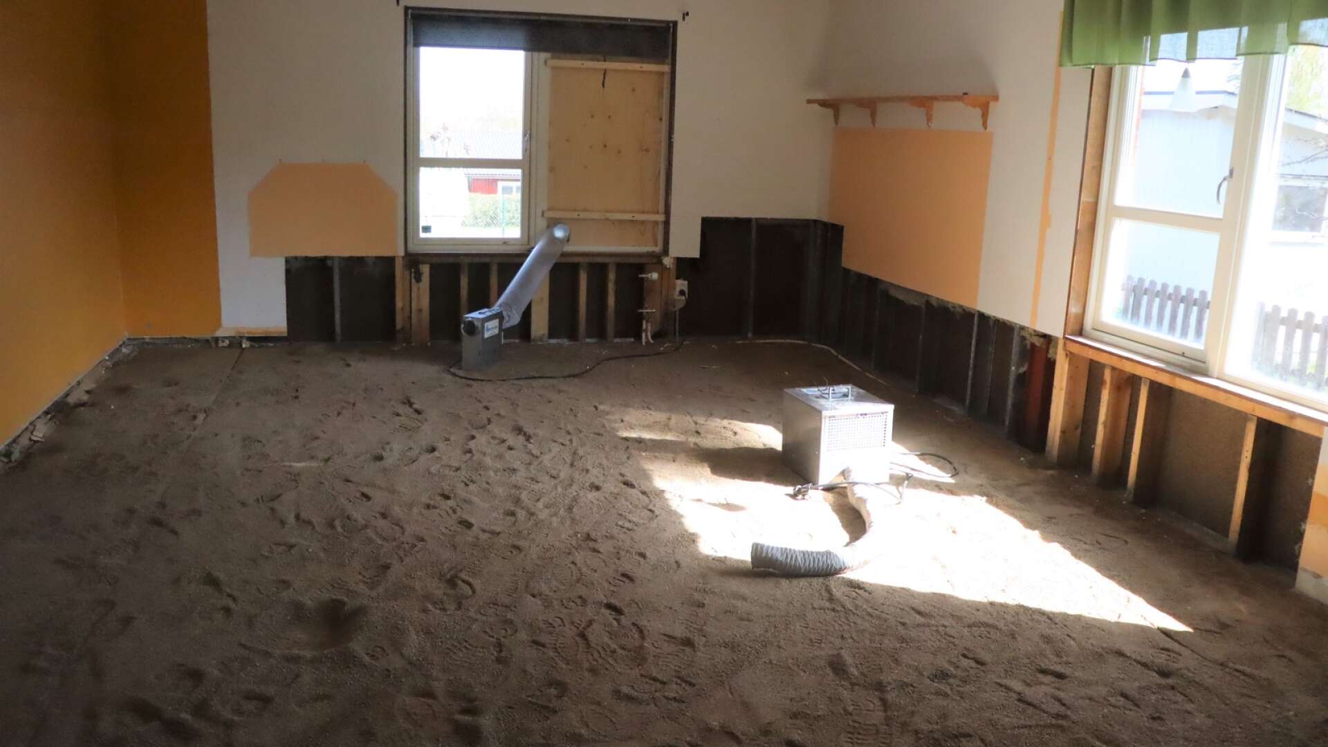 Barnens nya sandlåda? Nej, här har golvet brutits upp i en av avdelningarna på Gullspångs förskola på grund av problem med mögel. Ett lager med sand ingår i golvkonstruktionen, som nu kommer att bytas ut till en annan konstruktion. 