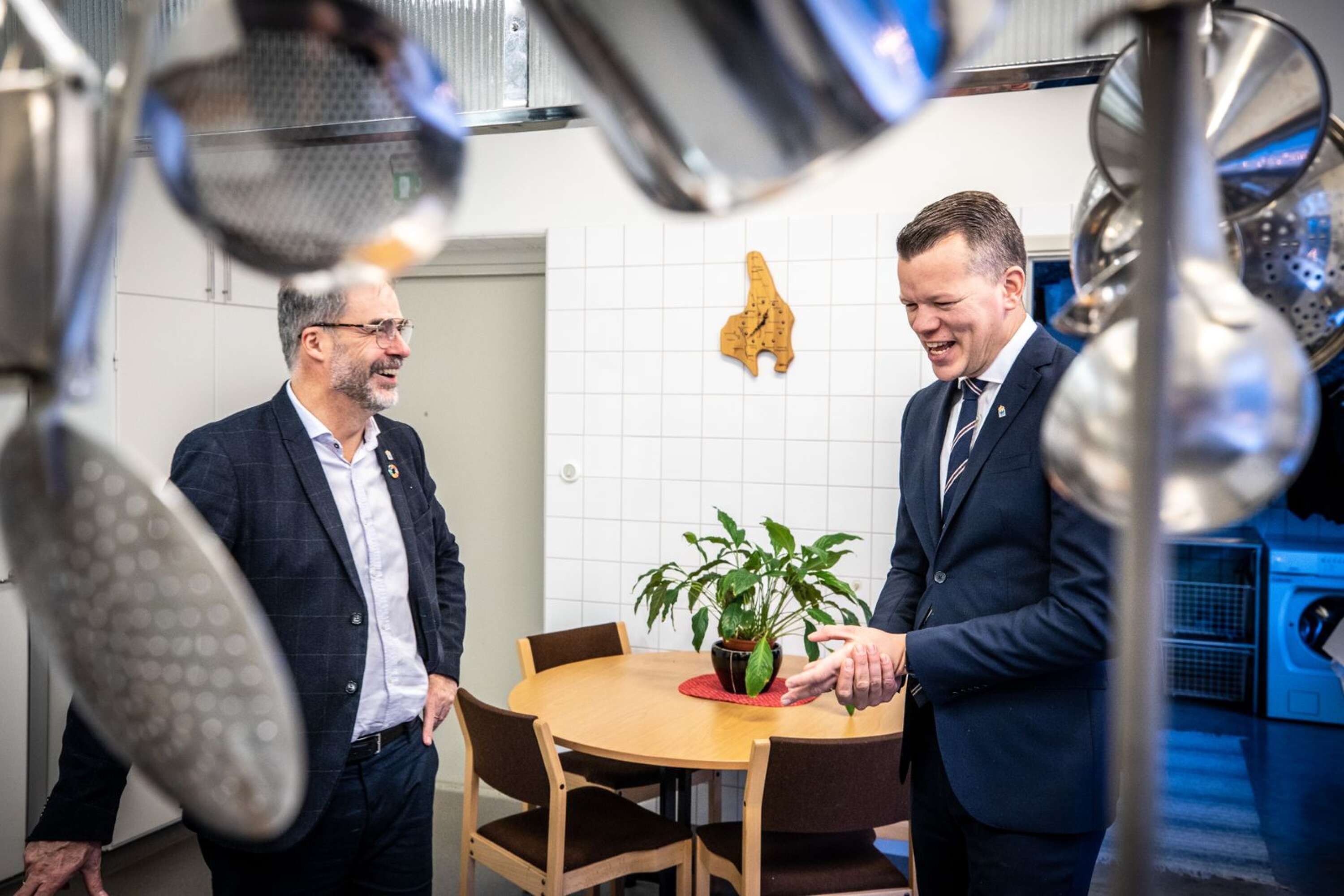 Georg Andrén och husföreståndaren Andreas Schagerström kommer bra överens och de ser fram emot att kunna ha fler middagar i lokalerna.