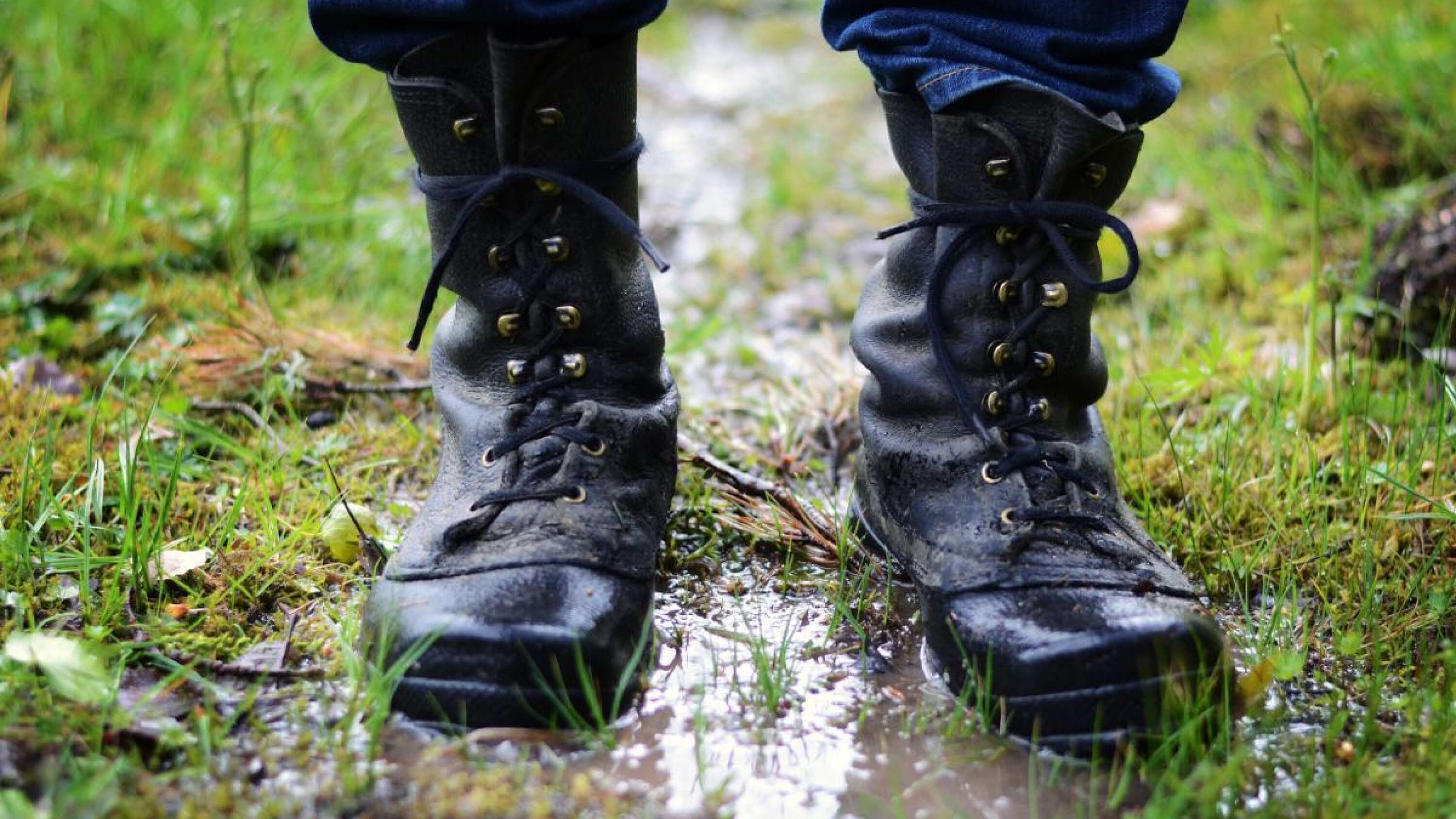 Efter en regntung vår och försommar är bra skor en viktig del av upplevelsen. Kalla och blöta fötter gör ingen glad, menar Åke.
