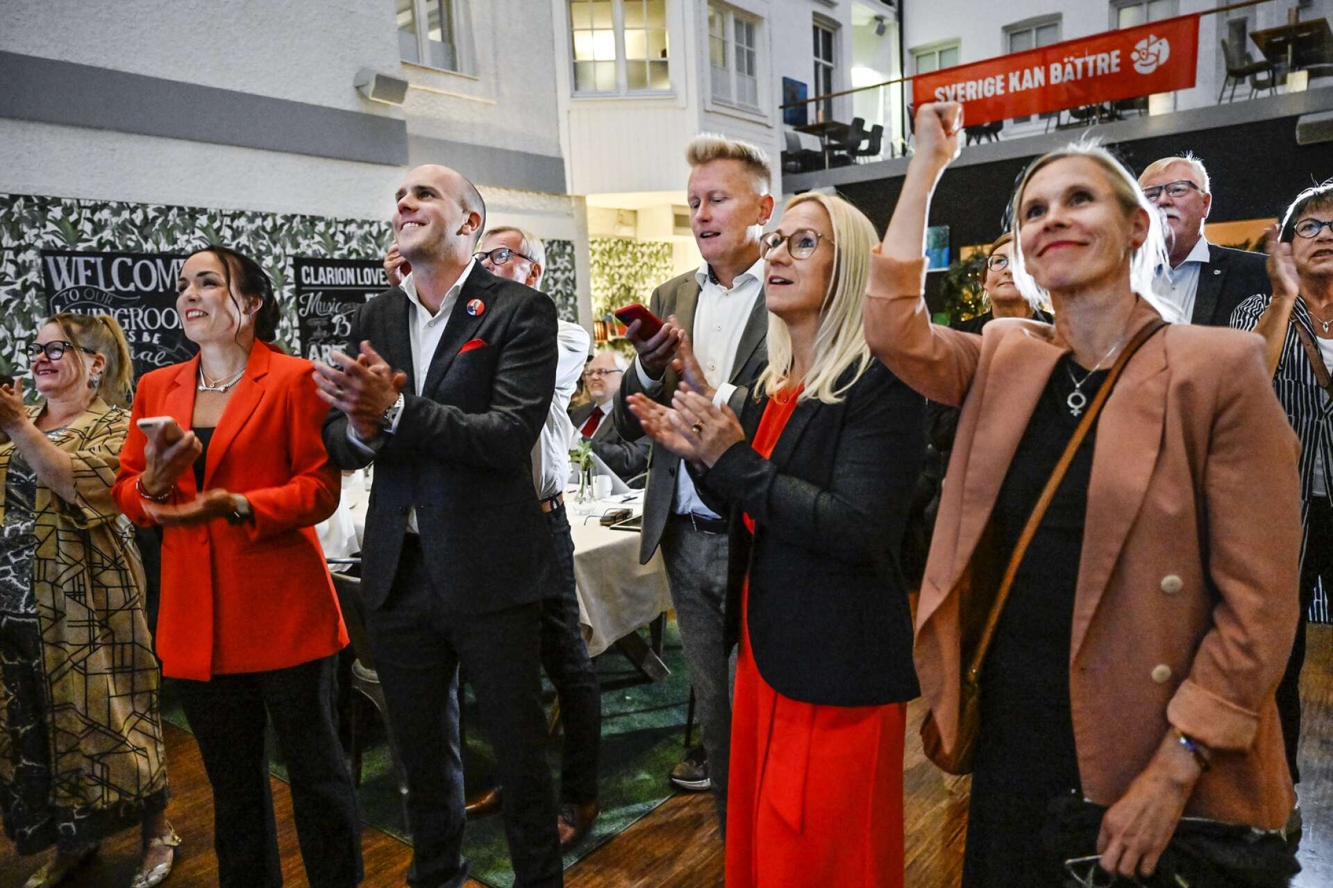 ”Det är helt fantastiskt, vi överlyckliga!” säger Linda Larsson, här näst längst till vänster i bild på Socialdemokraternas valvaka i Karlstad på söndagskvällen.