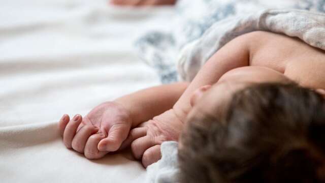 Antalet nyfödda minskade stort i Sverige under 2022.