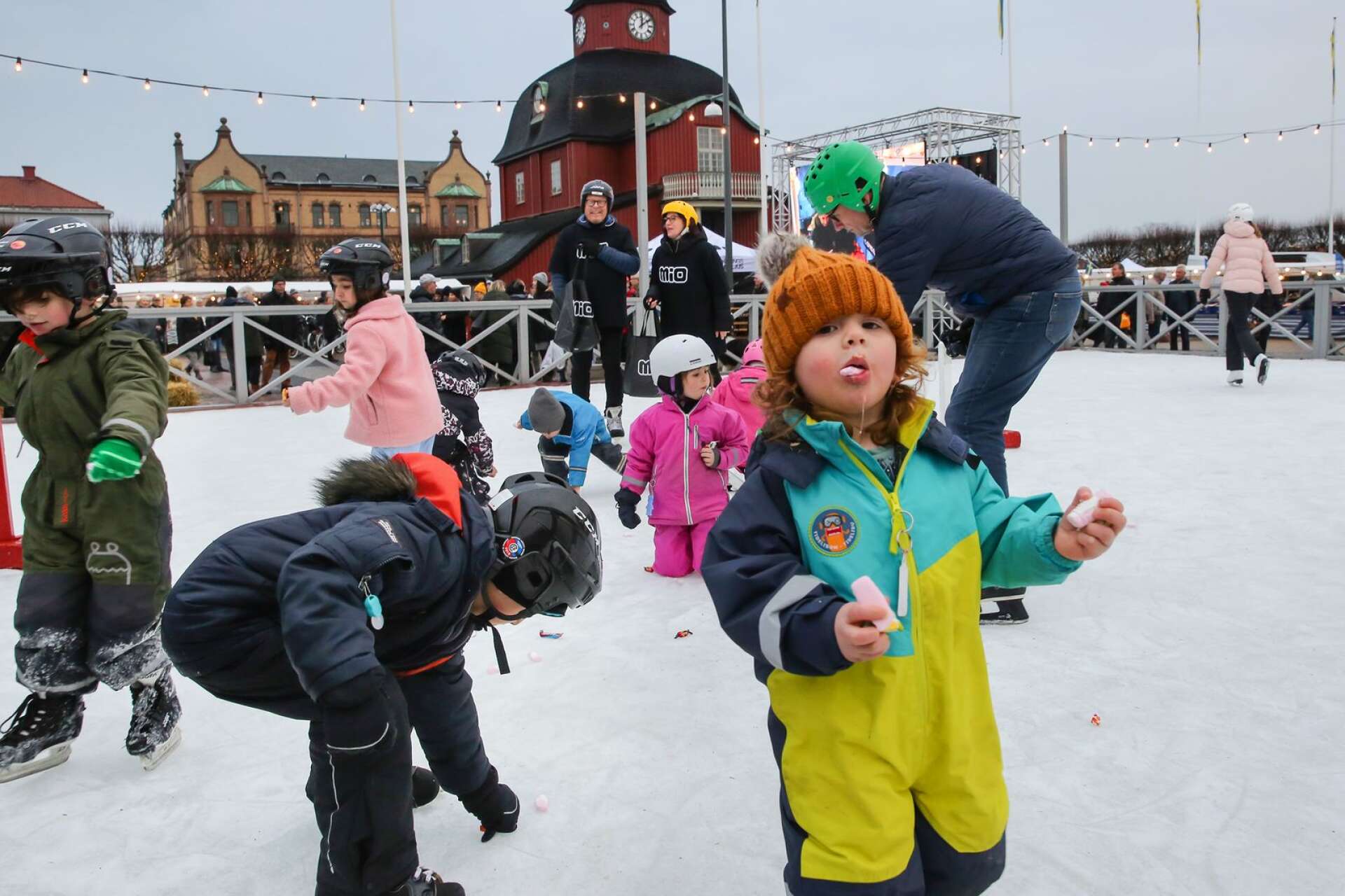Emilio Larsson, tre år, uppskattade speciellt godisregnet över isbanan – en av många aktiviteter under fredagen, lördagen och söndagen i samband med Lidköpings egen version av Musikhjälpen, som arrangerades för tredje året i rad.