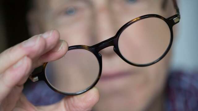 En äldre man fick sina glasögon förstörda av en Lidköpingsbo. ARKIVBILD