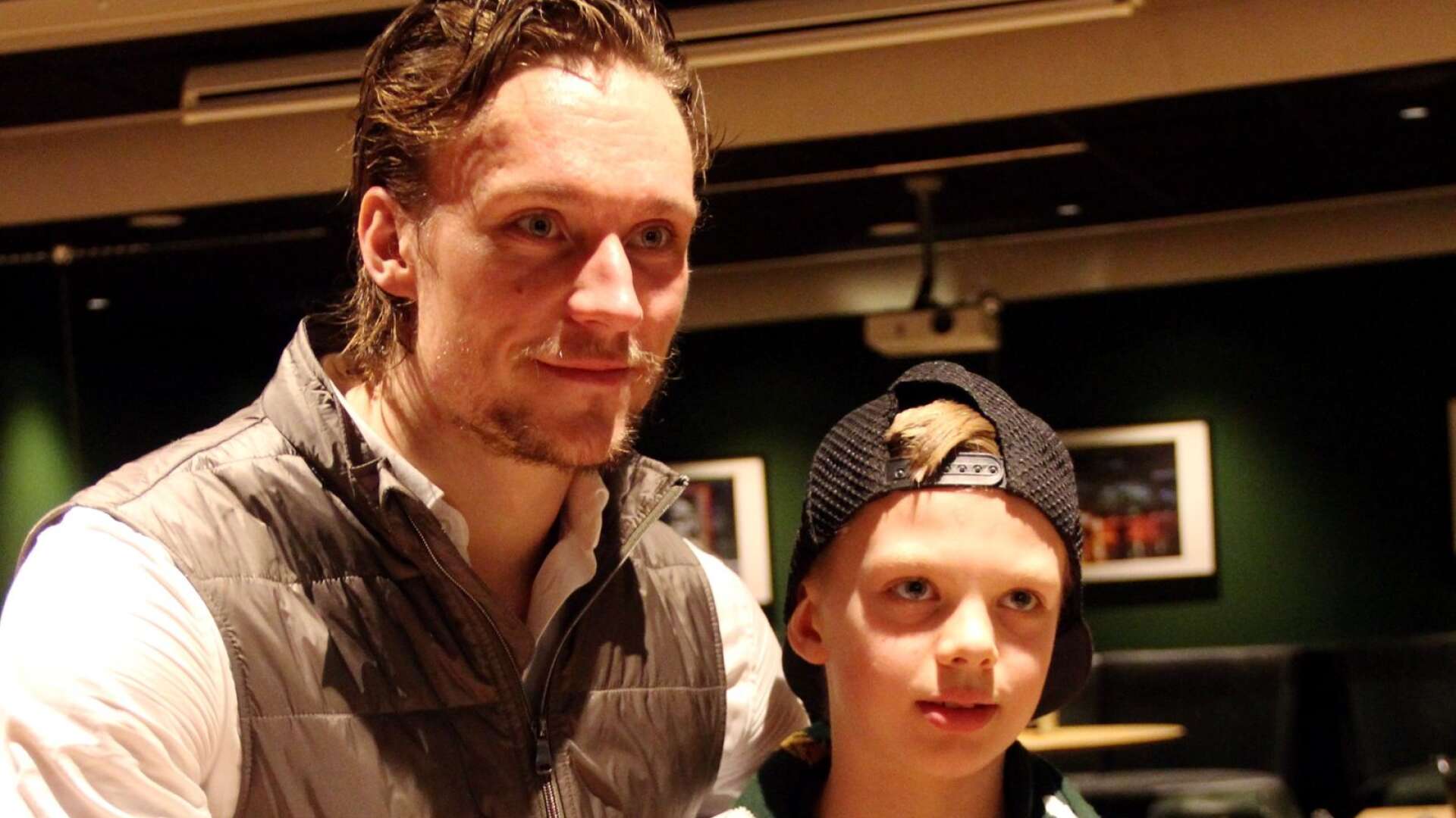 Jesper Olofsson ställde upp på bild tillsammans med Elliot Englund.