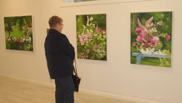 Gunilla Kjellstedts utställning i Mellerud lockar en strid ström av besökare – även från Åmål.                               