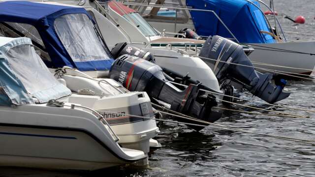 Räddningstjänsten tömde på lördagen en vattenfylld båt i Åmåls gästhamn. Genrebild.