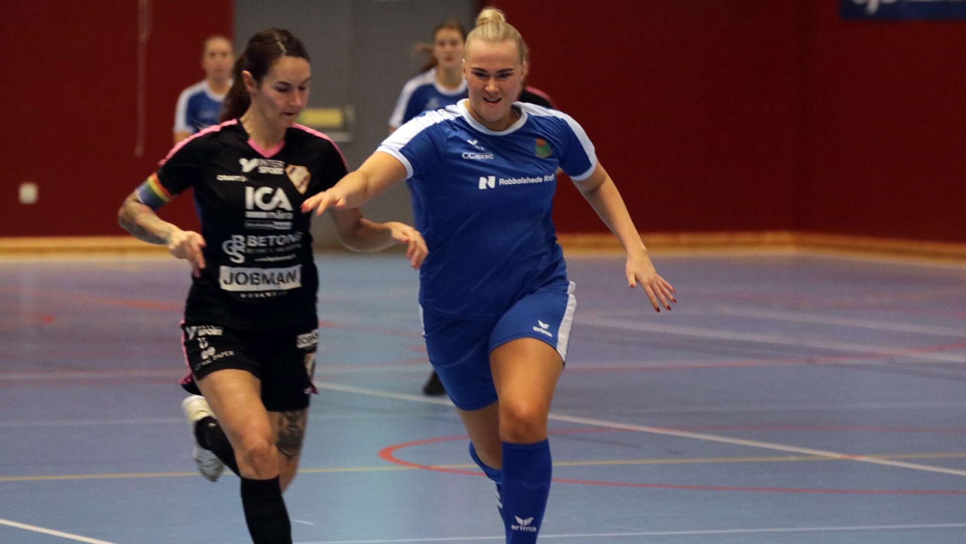 Eds FF föll för andra gången i rad mot Munkedals IF och precis som förra gången var det med uddamålet. Klara Lilljeqvist (höger) gjorde två mål. Munkedals Johanna Kihlstrand (vänster) gjorde tre.