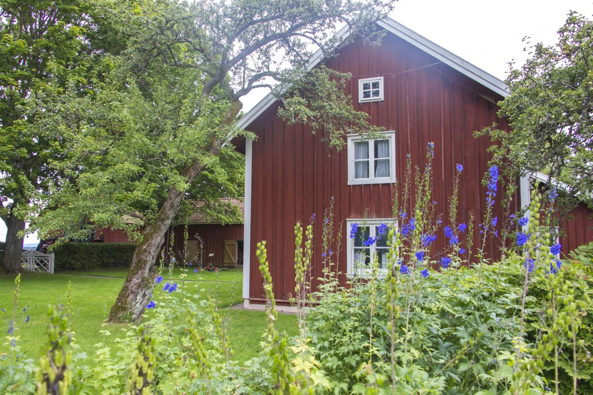 Vallby Sörgården där allt det gamla är bevarat, inklusive interiörer. På gården utförs också sysslor som de gjordes förr, som hässja hö vilket görs i juli.