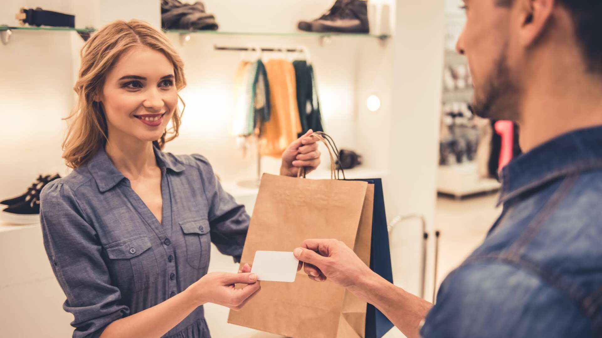 Svenska konsumenter ställer allt högre krav på bra service i fysiska butiker. Det ökar chanserna till merförsäljning och ökad lojalitet till varumärket, enligt en färsk kundundersökning.