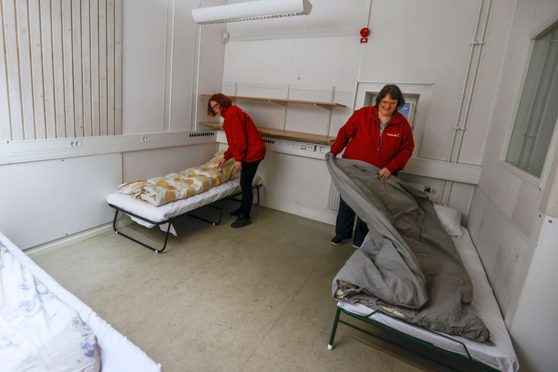 I kväll bäddas sängarna åt hemlösa i gamla Älvkullegymnasiet igen. Här är det kvinnornas avdelning som förbereds av Marie Björklind, verksamhetschef på Karlstads kyrkliga stadsmission och Louise Albrecht, kommunikatör Svenska kyrkan.