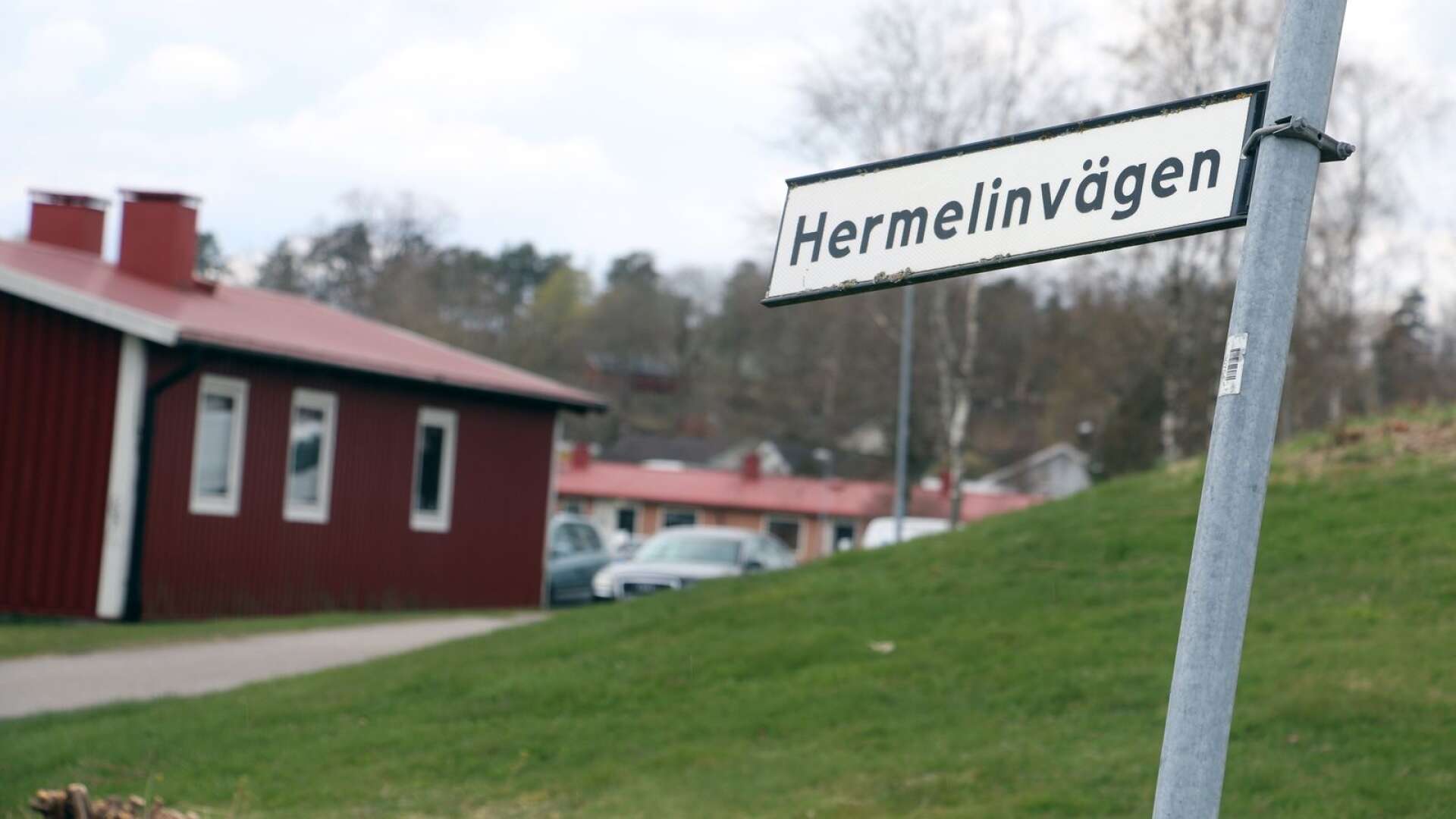 Det var i slutet av april som ett 20-tal personer hamnade i slagsmål på Hermelinvägen i Färgelanda. 