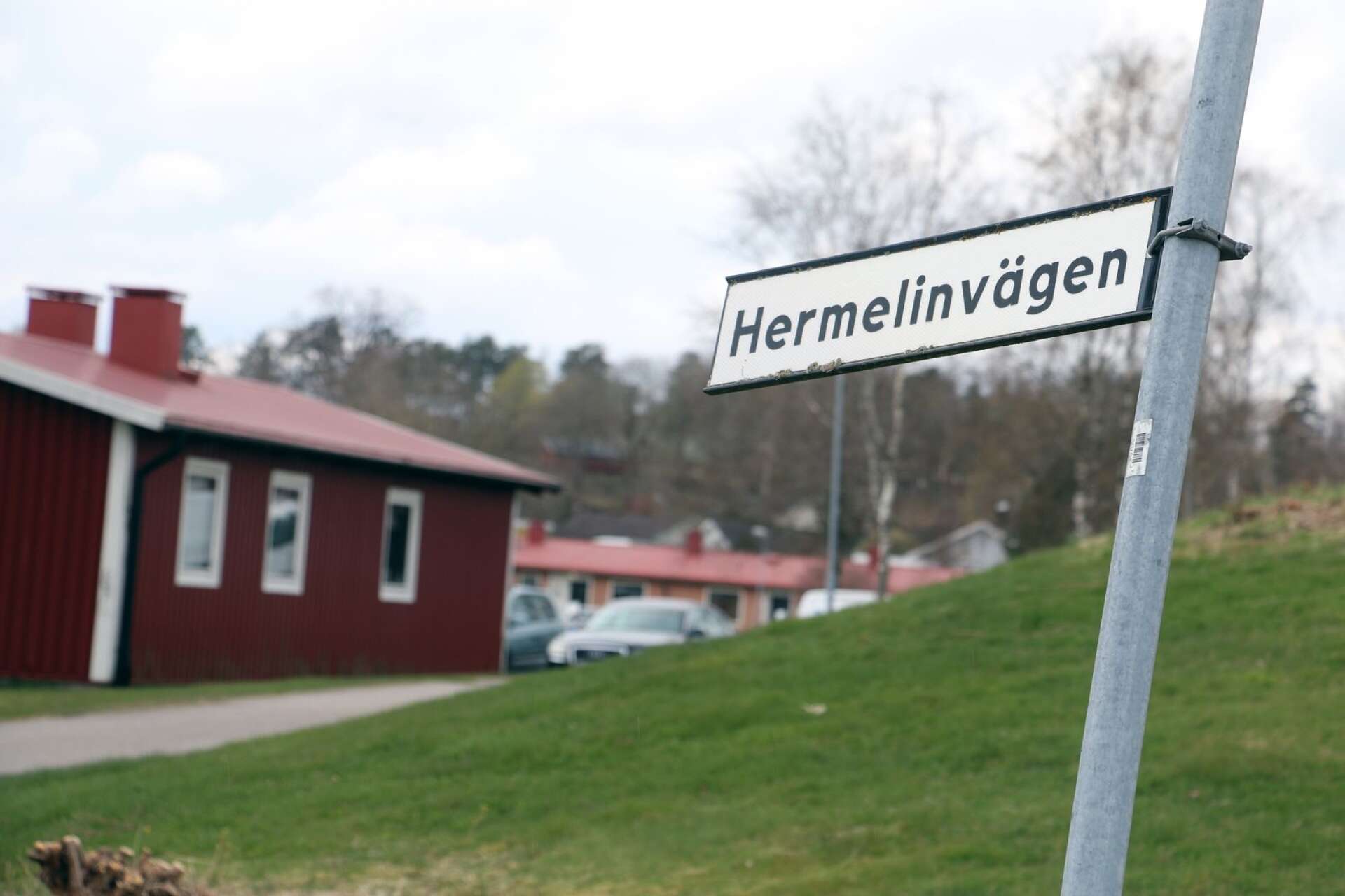Det var här på Hermelinvägen i Färgelanda som ett antal ungdomar ska ha kört motocross och uppträtt störande.